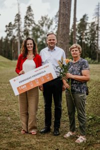 Siguldas novada domes priekšsēdētājs, Sporta skolotājas, smaida, saņemts apbalvojums, rokā ziedi