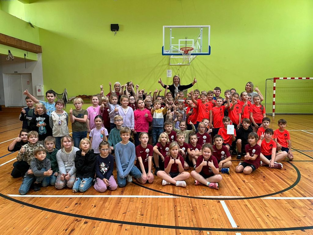 Bērni sporta zālē, basketbola grozs