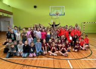 Bērni sporta zālē, basketbola grozs